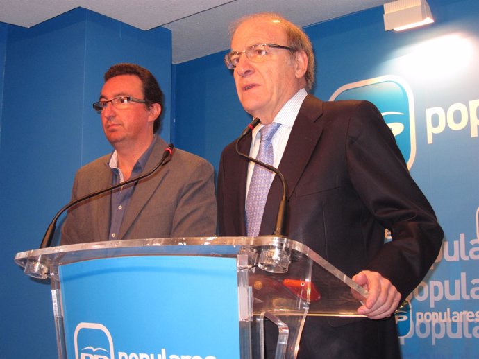 El Alcalde Y Parlamentario Por Huelva, Pedro Rodríguez, Y Manuel Andrés González