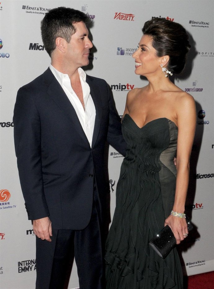 Simon Cowell Y Mezghan Hussainy Mirándose A Los Ojos 