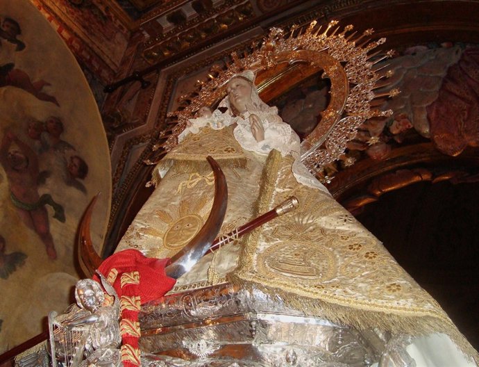 La Virgen De La Fuencisla Luce El Manto Del Sol