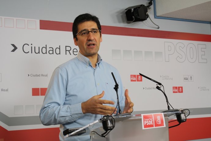 Caballero En Rueda De Prensa