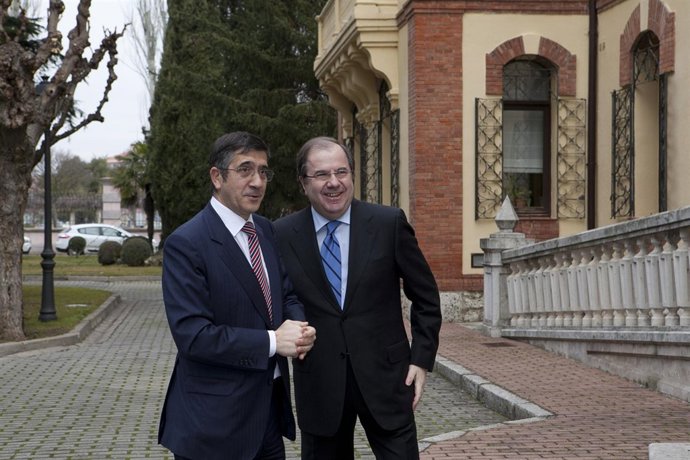 Patxi López Y Herrera A Las Puertas De La Sede De La Presidencia De La Junta