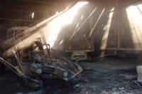 Los bomberos del Consorcio Cuenca 112 desconocen el origen de las llamas que han calcinado una nave en Tinajas