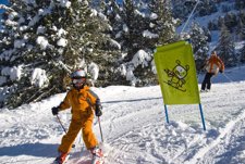 Niños Esquiando En Pistas De Una Estación De Aramón, En Aragón