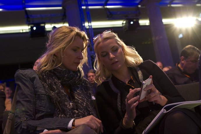 Mette-Marit De Noruega Con Un Móvil 