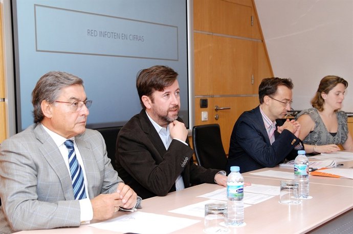 Carlos Alonso ( En El Centro) En Una Reunión De Infoten