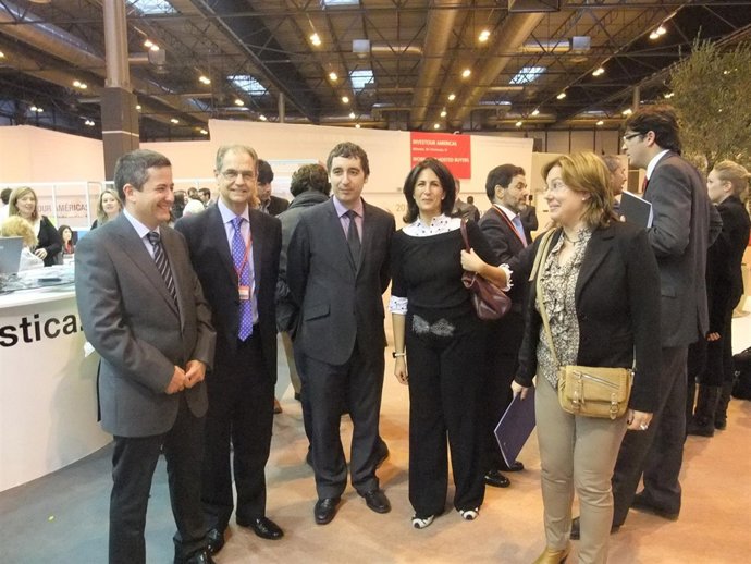 Cruz Con La Secretaria De Estado De Turismo En Stand Murcia En Fitur