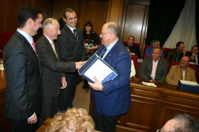 Amat Entrega Uno De Los Proyectos De Escuelas-Taller 