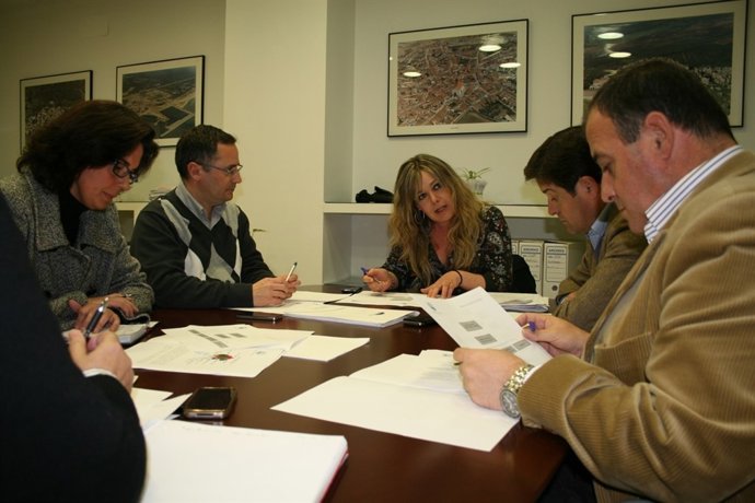 La Diputada De Bienestar Social, Rocío Cárdenas, Con Los Diputados Comarcales.