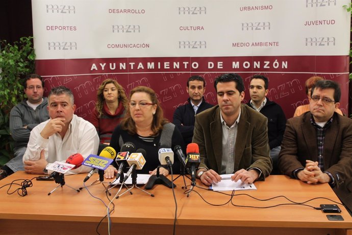 La Alcaldesa De Monzón Y Los Concejales Anunciando El ERE En El Ayuntamiento