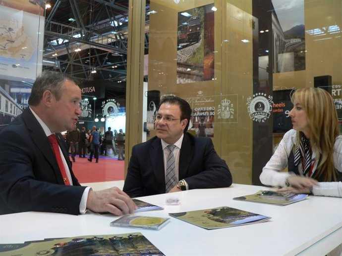 El Alcalde De Laredo Con El Director De Trenes Turísticos De FEVE