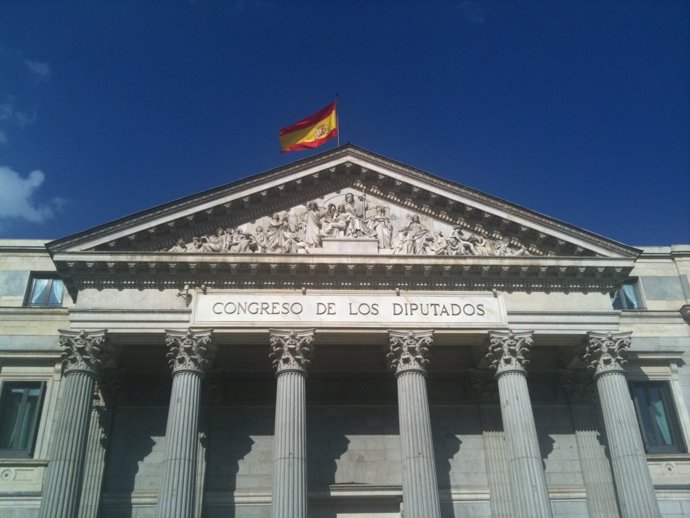 Fachada del Congreso con bandera