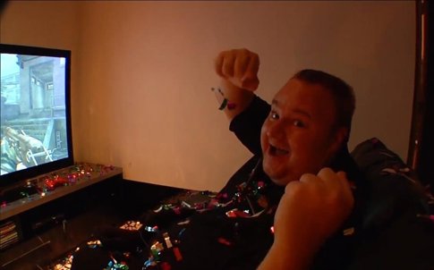 Kim Dotcom Celebrando Número 1 COD: Modern Warfare 3