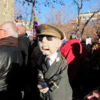 Centenares de personas apoyan a Garzón al grito de "Algo huele mal en este tribunal"