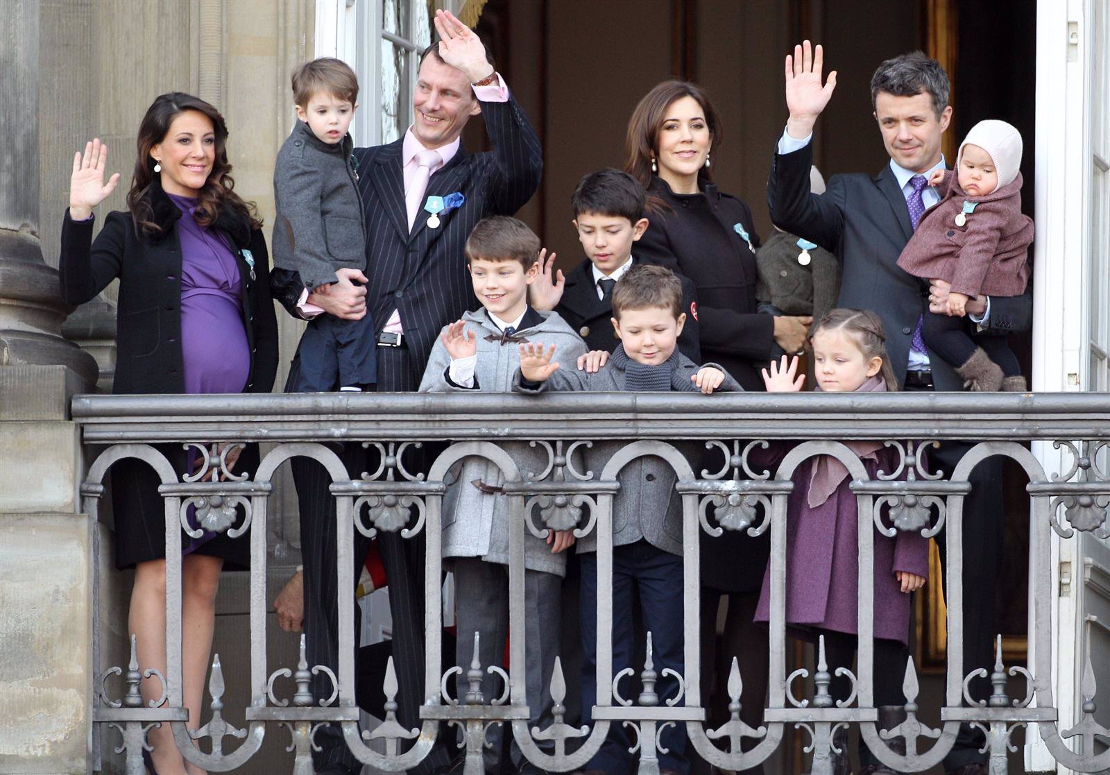 Familia Real Danesa Saludando 