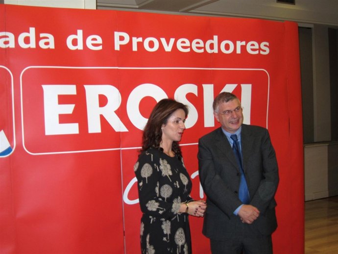 Silvia Clemente Posa Junto A Uno De Los Responsables De Eroski