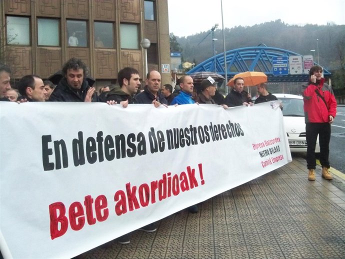 Trabajadores De Metro Bilbao Se Concentran Ante El CTB