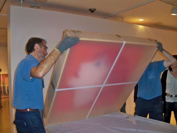 Técnicos Realizando Las Tareas De Desembalaje 