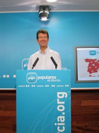 Ruiz contesta que el PSOE "dejó la economía en un agujero negro y el Gobierno del PP está intentado enderezarlo"