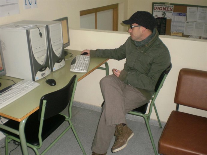 Un Profesor Del Centro, Abrigado, Utilizando Las Instalaciones     