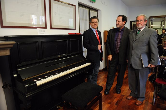Fotos Donación Piano A Centro De Documentación Musical Granada