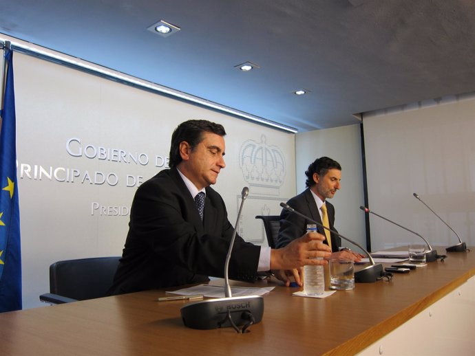 Del Riego, En Rueda De Prensa, Acompañado Por El Consejero De Presidencia.