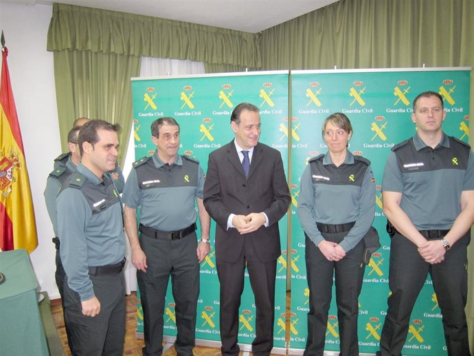 Cecilio Vadillo Comparece Junto A Los Agentes Que Visten Los Nuevos Trajes