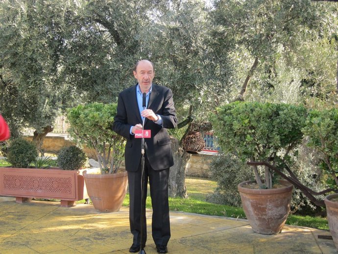 Alfredo Pérez Rubalcaba Atiende A Los Medios En Jaén.