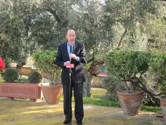 Alfredo Pérez Rubalcaba Atiende A Los Medios En Jaén.