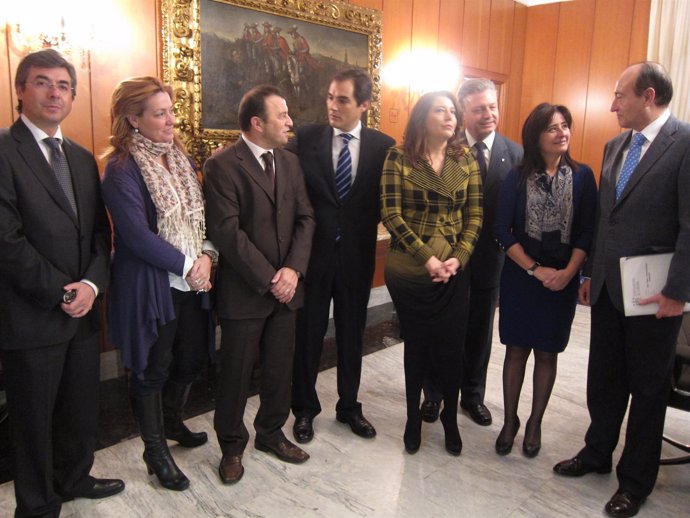 La Delegada Del Gobierno, Carmen Crespo, Con El Alcalde Y Concejales De Córdoba