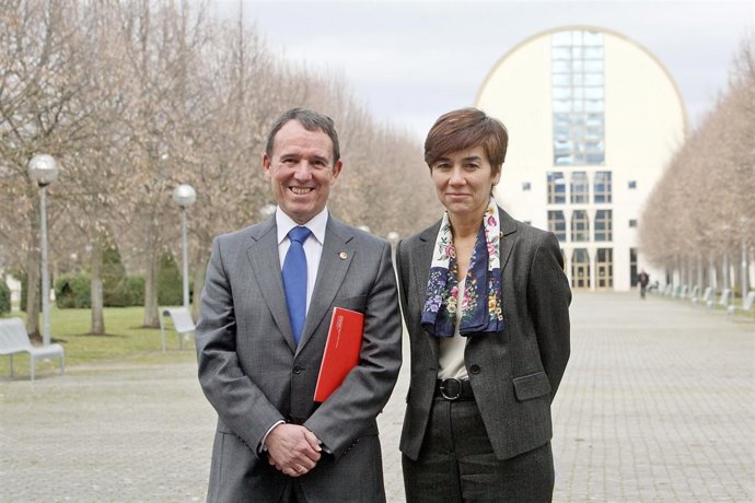 El Rector, Julio Lafuente, Junto A La Vicerrectora Eloísa Ramírez.