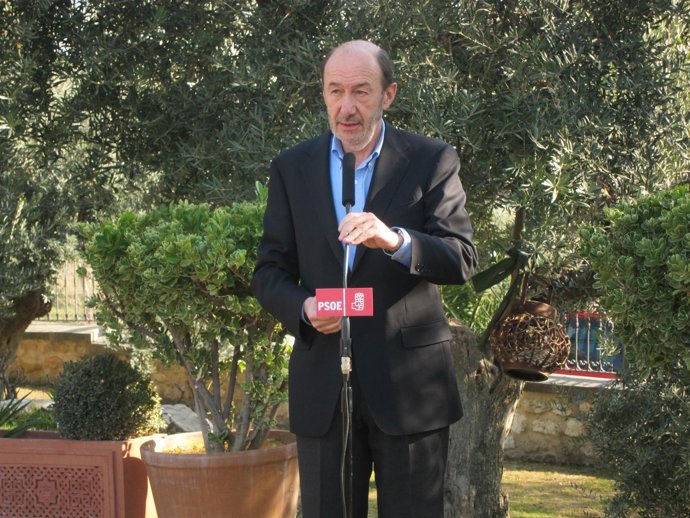 Alfredo Pérez Rubalcaba En Su Comparecencia A Los Medios En Jaén .