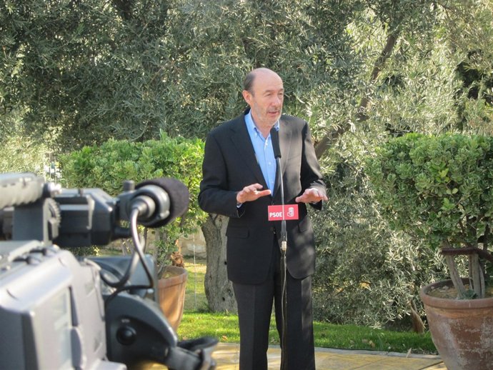 Alfredo Pérez Rubalcaba Se Dirige A Los Medios De Comunicacion En Jaén.