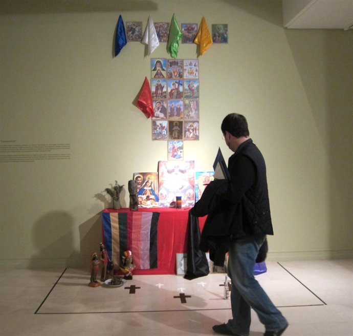 Un Visitante De La Muestra 'Tesoros Del Arte Taíno' En El IVAM 