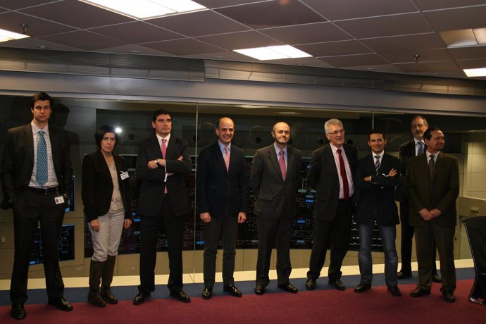 La Mesa Del Parlamento Foral Visita Las Instalaciones De Red Eléctrica De España