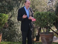 Alfredo Pérez Rubalcaba Ante Los Medios Antes De Almorzar Con Militantes En Jaén