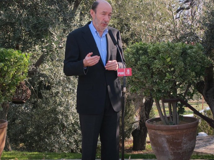 Alfredo Pérez Rubalcaba Ante Los Medios Antes De Almorzar Con Militantes En Jaén