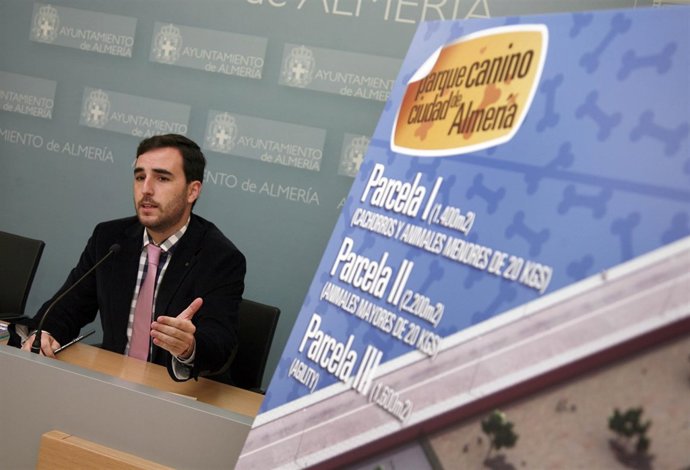 El Concejal Carlos Sánchez Presenta El Parque Canino De Almería 
