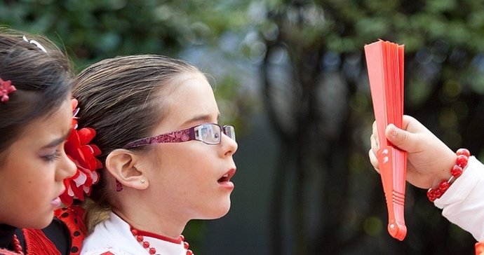 Niña Con Gafas