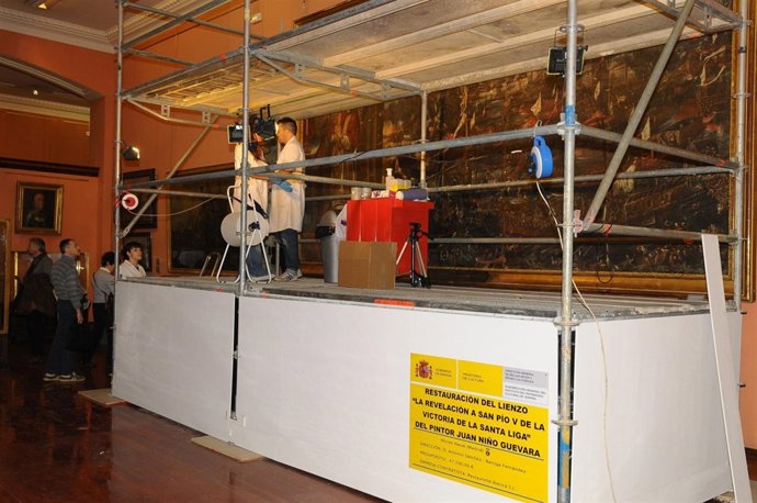 Obras De Restauración Del Lienzo En El Museo Naval