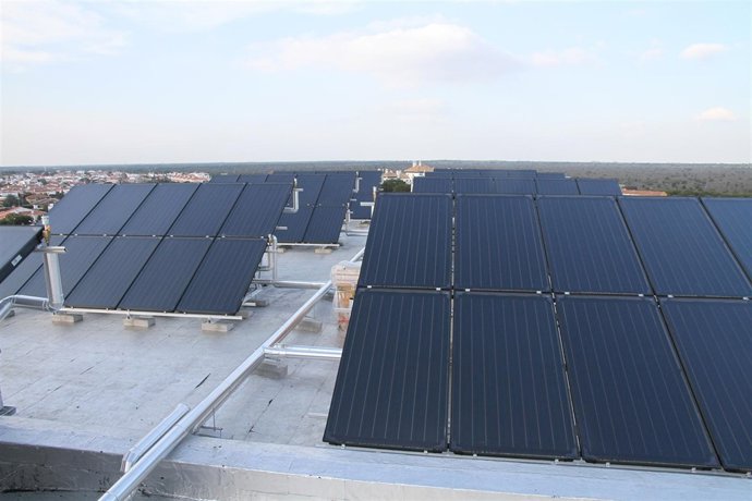 El Campo De Captación Solar Que Se Encuentra Sobre El Tejado Del Hotel Carabela