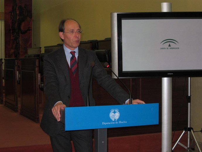 El Consejero De Medio Ambiente, José Juan Díaz Trillo, En Rueda De Prensa.