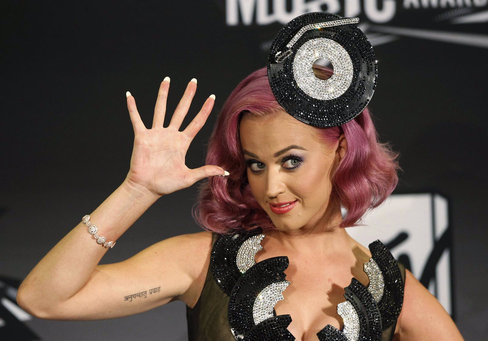 La Artista Katy Perry Con Un Tocado Que Simula Un Vinilo