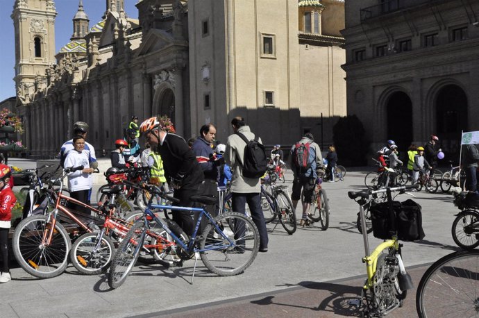 Numerosos Ciclistas Partieron De La Plaza Del Pilar