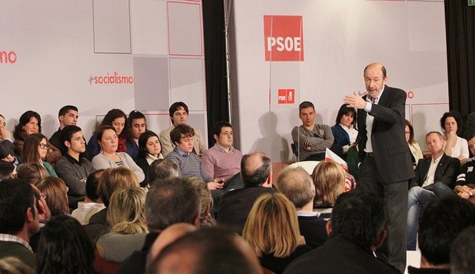 El Socialista Alfredo Pérez Rubalcaba En Un Acto En Santiago