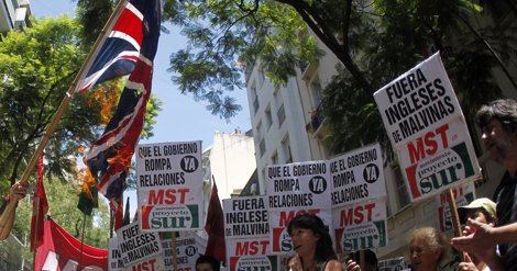 Manifestación En Argentina Contra La Presencia Inglesa En Las Malvinas