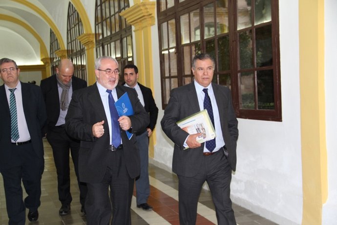 El Presidente De La UCAM, José Luis Mendoza, Acompañado Por Bartolomé Beltrán