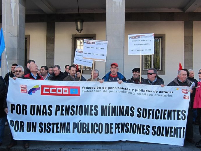Concentración Pensionistas De CCOO En Oviedo