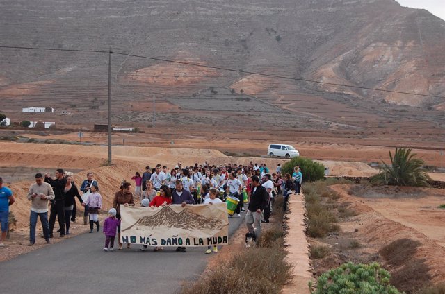 Vecinos de La Muda, en Fuerteventura, piden a los partidos apoyen en Congreso y Senado paralización de obras militares Protesta De Los Vecinos De La Muda (Fuerteventura)