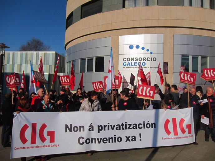 Concentración De Delegados De La CIG En Contra De La Privatización De Escuelas
