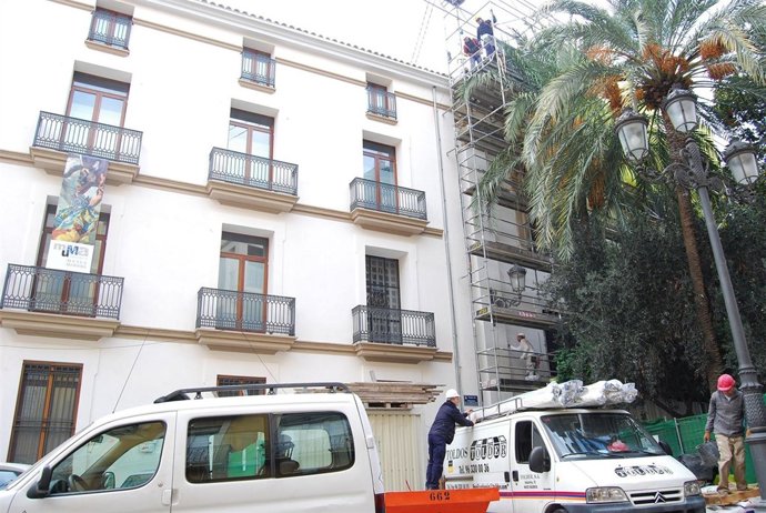Operarios Descargando El Nuevo Toldo Para La Basílica